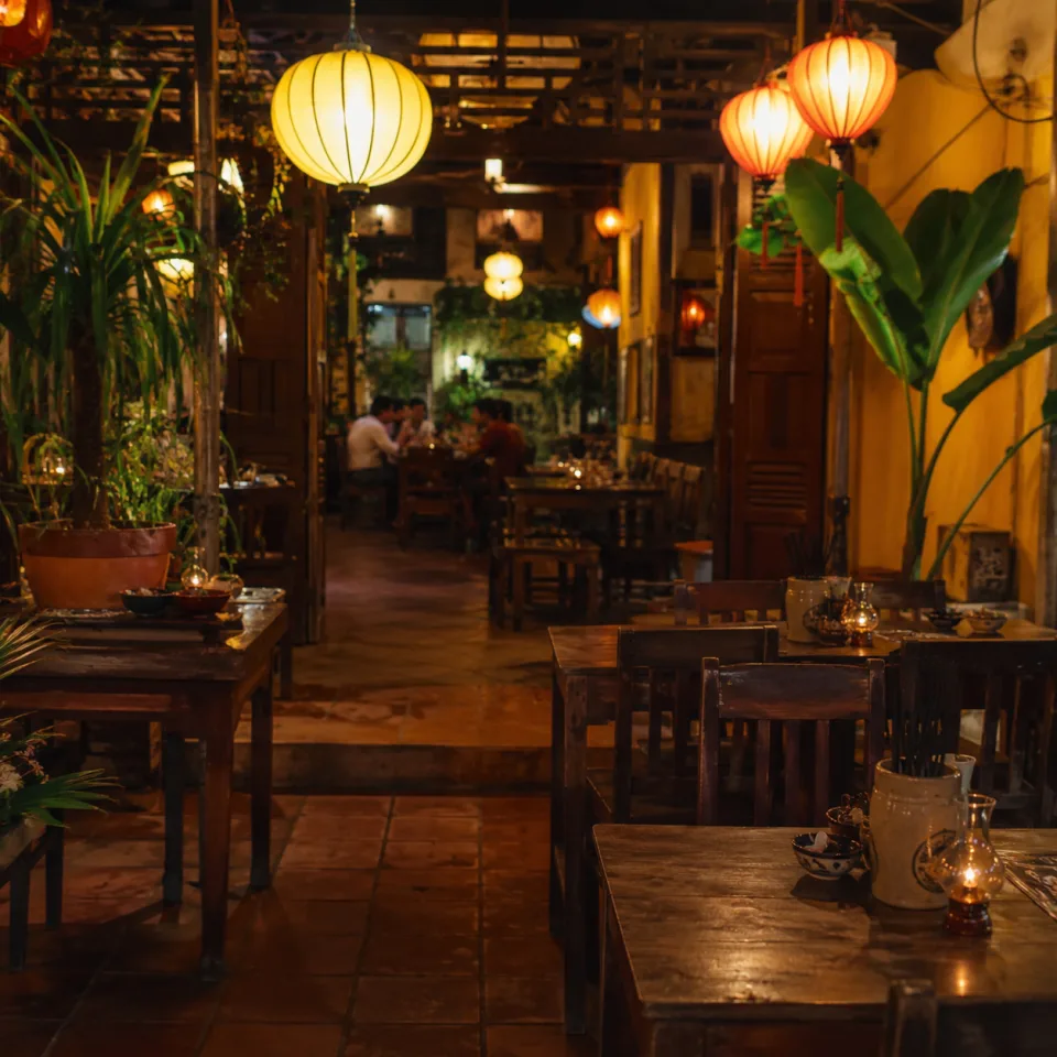 Không gian quán buổi tối